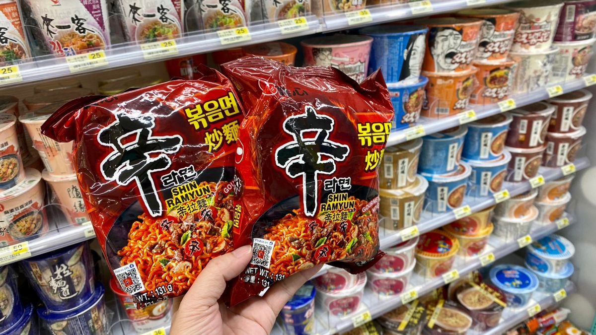 ▲7-11消費、繳費、寄取件，都可加購農心辛炒麵買1送1，平均單袋28元。（圖／記者黃韻文攝）