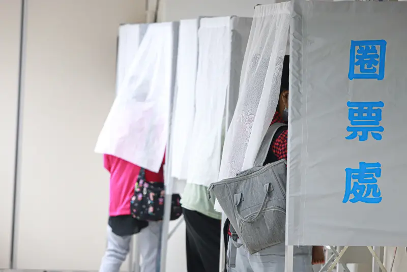 ▲13日上午，2024總統大選登場，台南今早傳出第一起違規案件，位於安南區一名年約80歲的民眾，於投票時不慎攜帶手機入內，被場內工作人員發現。（圖/NOWnews資料照）