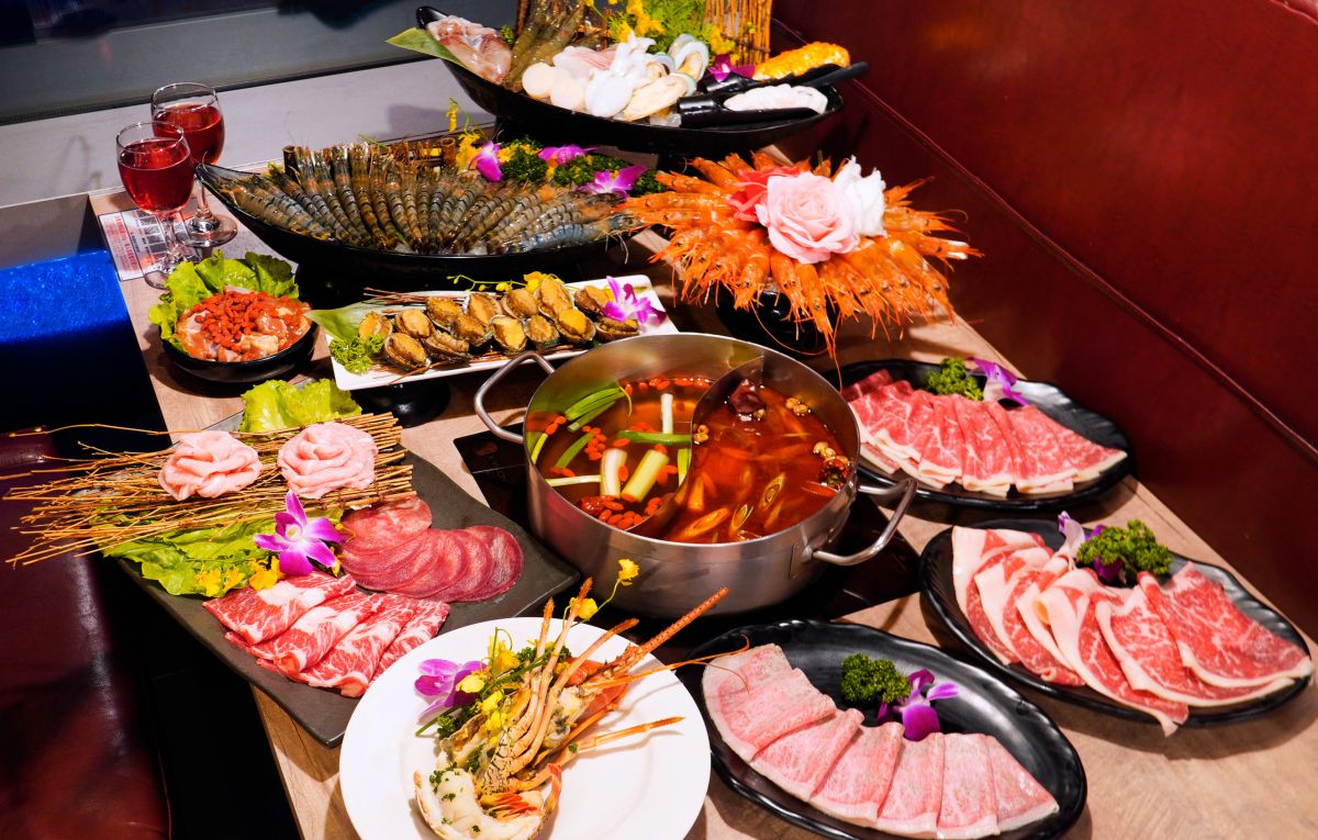 ▲戶外不用再佩戴口罩，大家可以更嗨迎接2023年，「新馬辣經典麻辣鍋Plus+遠百信義A13店」與「馬辣頂級麻辣鴛鴦火鍋信義店」，不用人擠人又可以在超近距離爽看台北101煙火！今年再度打造吃到飽跨年限定方案，12/1上午10:30與11:00手刀開搶啦。（圖／馬辣集團提供）