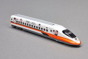 ▲「台灣高鐵x卡娜赫拉的小動物 彩繪列車模型（12輛組）」專為喜愛P助與粉紅兔兔的高鐵迷設計。(圖／官方提供)