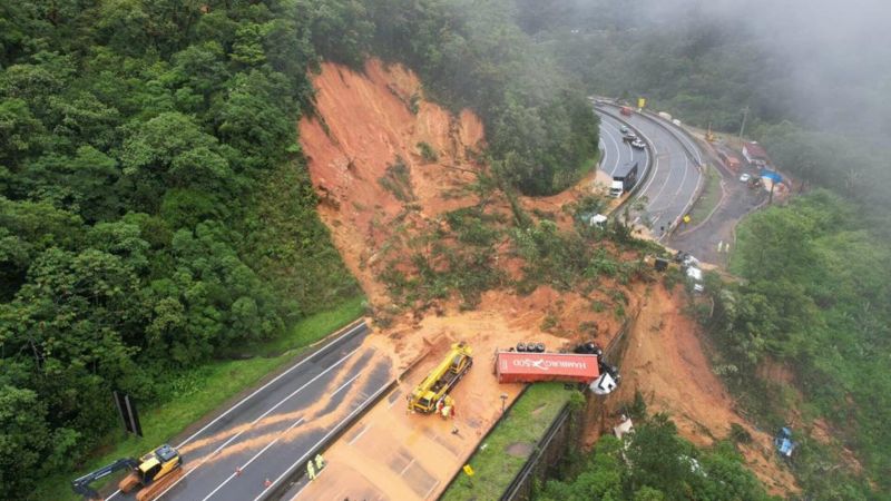 ▲巴西南部11月30日發生山崩，土石流沖斷一條公路，衝擊大約20輛車子與卡車，造成至少兩人死亡，另有數十人失聯。（圖／翻攝自Brazilian Report）