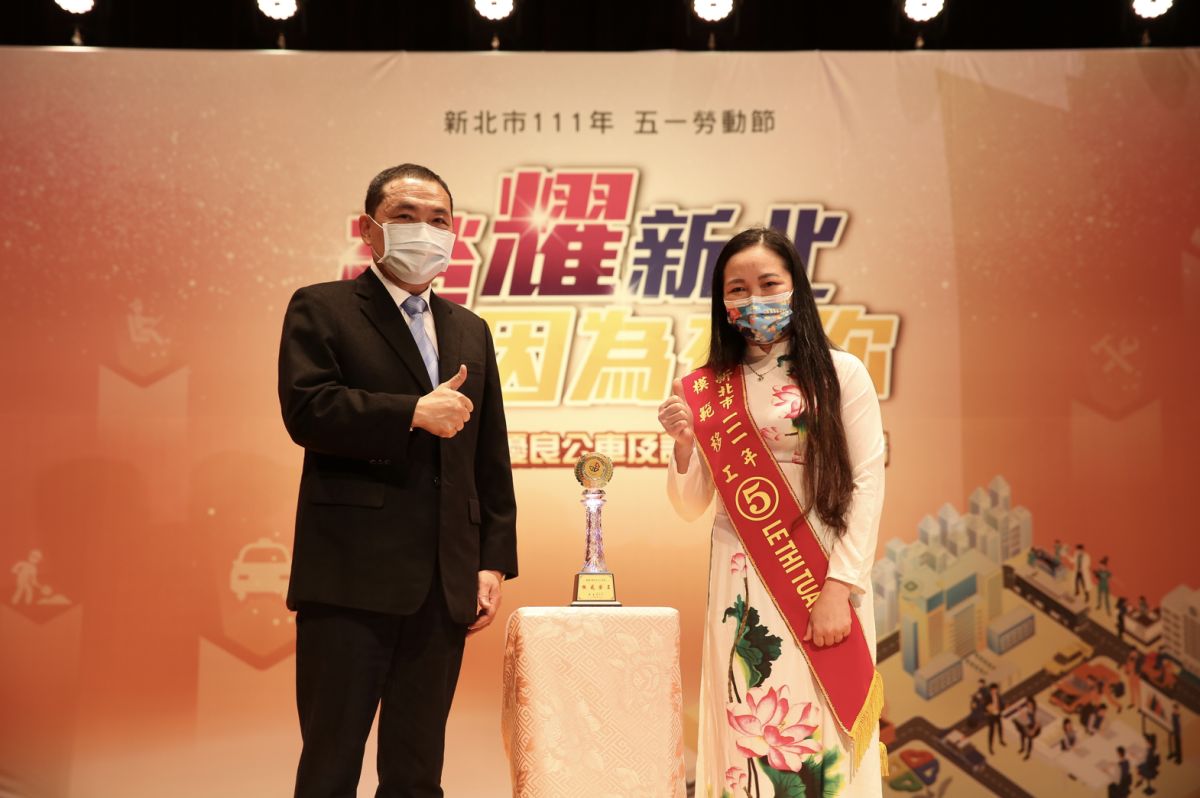 ▲越南籍黎氏雪獲侯市長頒發111年模範移工。（圖／新北市勞工局）