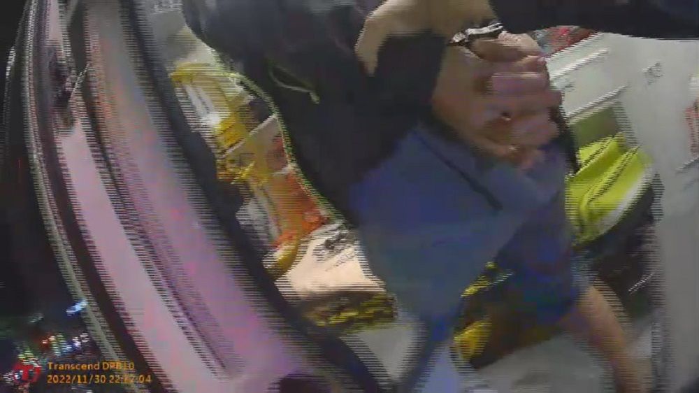 ▲男子吞下毒品滅證，警方與救護人員對其催吐無效，立即將其押送醫院（圖/記者鄧力軍翻攝）