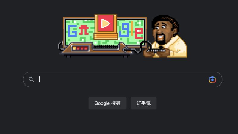 ▲今天Google在搜尋頁面上，可以發現首頁有一名黑人男子手持搖桿，面對寫著Google字樣的顯示器及主機。（圖／翻攝至Google首頁）
