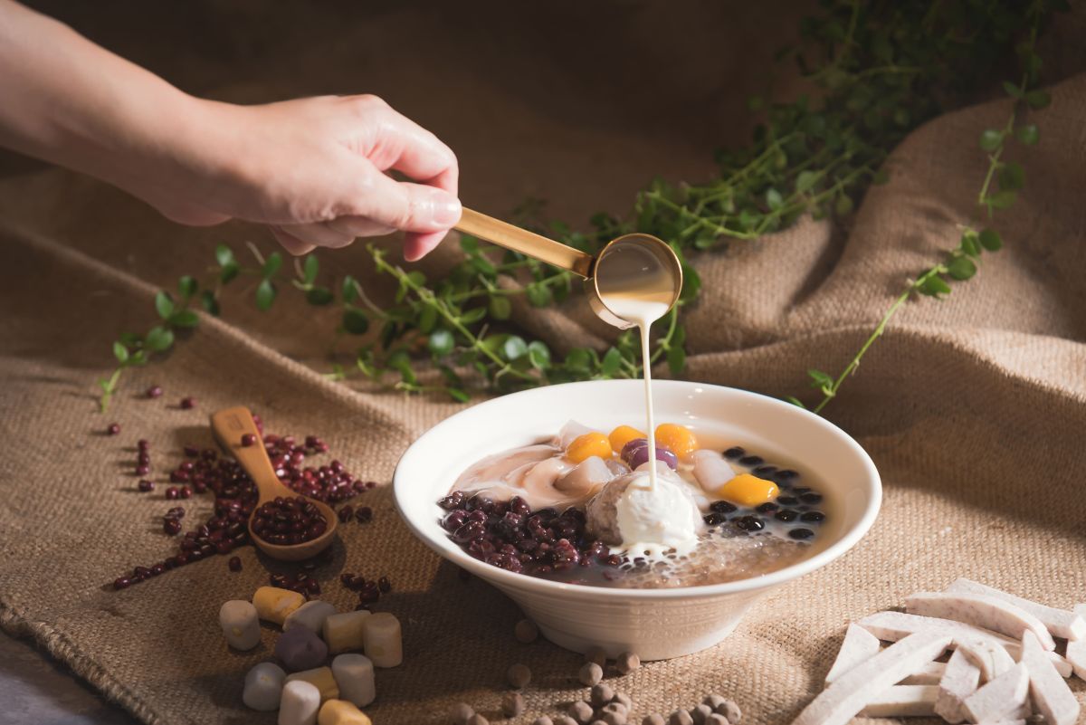 ▲氣溫暴跌、低溫來襲，禦寒暖胃的熱呼呼甜湯回歸！清原芋圓開賣黑金燒仙草、紫米紅豆湯、五福湯圓等湯品，業者低調透露，季節限定湯圓預計12月1日開吃隱藏版「包餡湯圓＋芋頭甜湯」。（圖／清原芋圓提供）