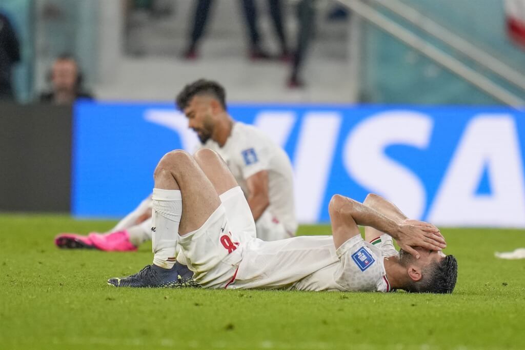 ▲首頁 / 國際伊朗男慶祝國家隊世足敗給美國 遭安全部隊擊斃2022/12/1 13:05（12/1 14:19 更新）圖為伊朗在世界盃小組賽輸給美國後，球員無奈躺在賽場上。（圖／美聯社）