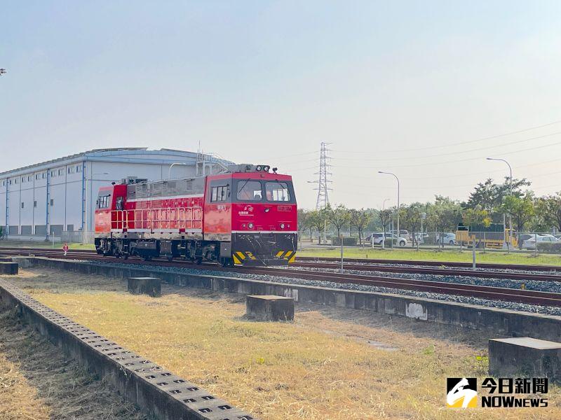 ▲透過3台機關車連結後產生的強大牽引力,即可克服沿線最大35‰的坡度限制,拖曳700T列車在全線移動運行,確保車速及上下坡行駛安全。(圖/記者黃仁杰攝,2022.12.01)
