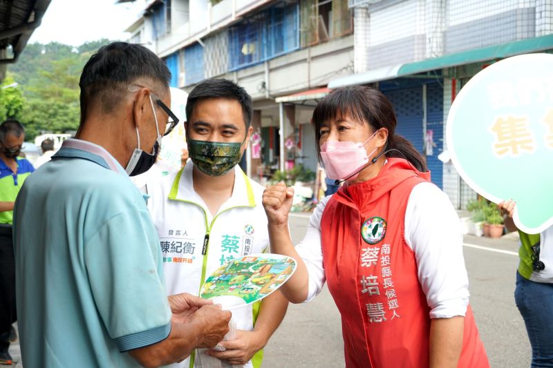 ▲即將卸任集集鎮長的陳紀衡(中)認為,目前檯面上最適合參加立委補選的人是蔡培慧。(圖/翻攝蔡培慧臉書,2022.12.01)