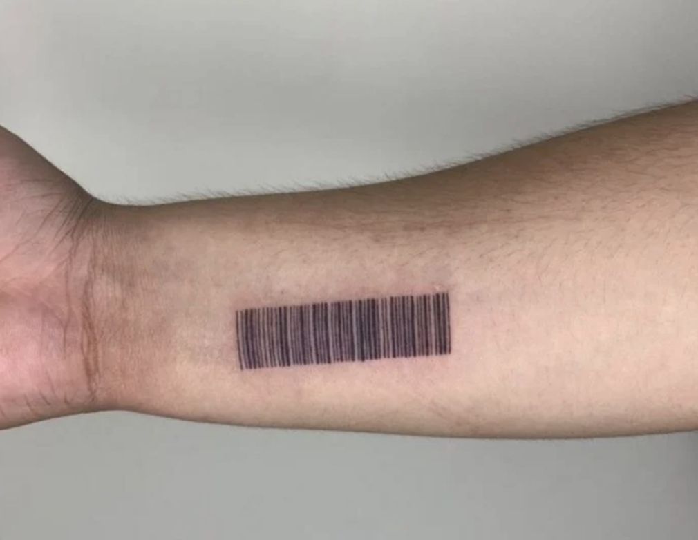▲網友分享自己將「載具條碼」刺在手上，而且還真的可以使用，引起不少人熱議。（圖/網友授權提供）