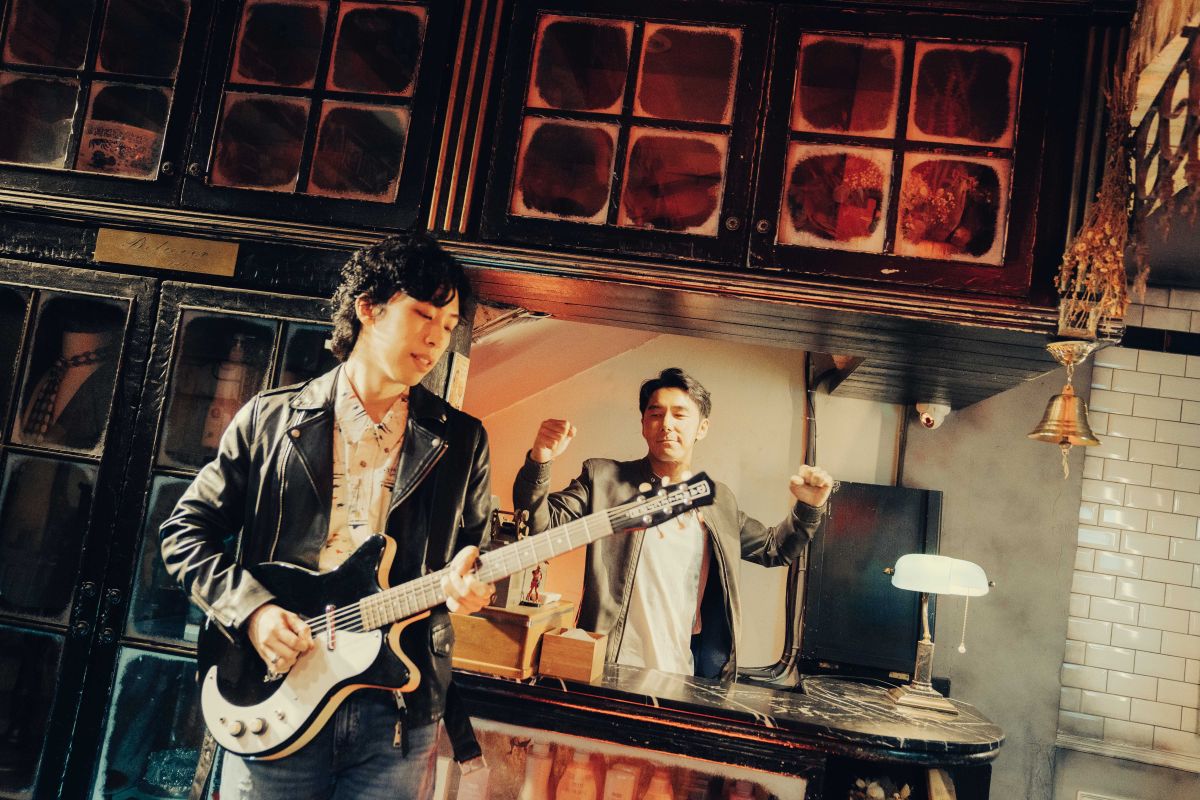 ▲李李仁（後）在《不在乎》MV中扮演中年魯蛇。（圖／宇森工作室提供）