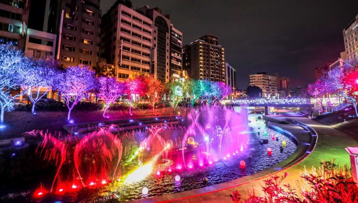 ▲台中2020耶誕水舞燈光秀首次登場，今年「愛如潮水」是升級版，保證更光彩炫目。（圖／新聞局提供）