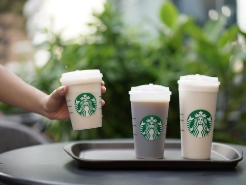 星巴克今起60家門市設「循環杯」 APP借用每杯再省10元 ▲星巴克響應環保減塑,今確定擴大「循環杯服務」達成60家門市,並將持續拓點、於2023年底達成全門市皆能提供循環杯服務。只要使用官方APP每杯預扣押金50元即可租借循環杯,之後購買飲料就能享有環保杯折扣「每杯省10元」。(圖/台灣星巴克提供)