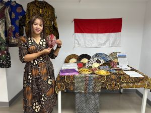 ▲ 印尼籍蠟染老師柳佳文展示製作完成之蠟染方巾。（圖/移民署提供）