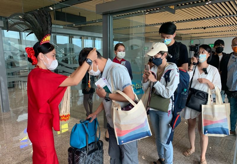 ▲華航台北-宿霧首航班機抵達宿霧後,當地地勤人員為旅客送上迎賓項鍊,表達熱烈歡迎。(圖/華航提供)