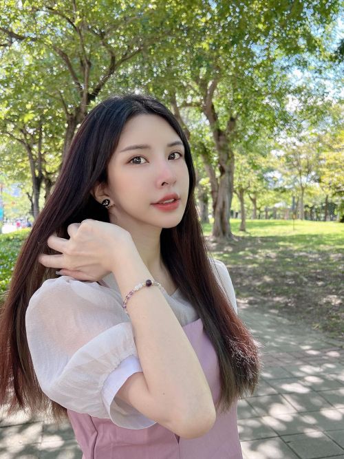 ▲▼蘇心甯（上圖、下圖右）保養得宜，看不出來已經年屆不惑，她與女兒站在一起時宛如姊妹檔。（圖／La la 蘇心甯臉書）