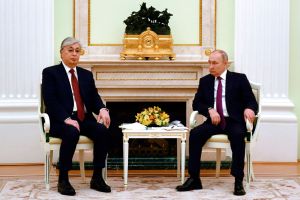▲俄羅斯總統蒲亭與哈薩克總統托卡葉夫會面，腳出現不自然抖動。（圖／美聯社／達志影像）