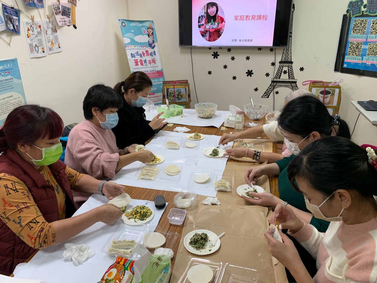 ▲手作時間指導新住民學員親手製作生鍋貼。（圖／移民署提供）
