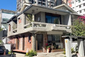 看好疫後商機 飾品電商IR品牌旗艦店插旗台中 ▲IR旗艦店是一棟自帶文藝味的二層樓建築,紅磚搭配水泥樑柱主體,乍看彷如普通住家,邁入另有一番天地。(圖/業者提供)