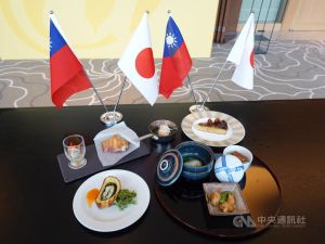 農委會副主委陳添壽率團訪日,1日在東京舉行台灣食材交流會,以台灣石斑魚、鰻魚、加熱豬肉鴨肉、鳳梨等食材烹調做菜,獲讚美味可口。中央社記者楊明珠東京攝 111年12月1日 ▲農委會副主委陳添壽率團訪日,1日在東京舉行台灣食材交流會,以台灣石斑魚、鰻魚、加熱豬肉鴨肉、鳳梨等食材烹調做菜,獲讚美味可口。中央社記者楊明珠東京攝 111年12月1日