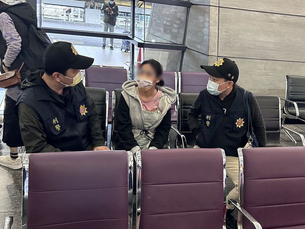 ▲花蓮金姓女子（中）7月底遭誘騙赴柬埔寨後失聯，花蓮檢方及港務警察總隊合力破獲人口販運集團後歷經4個多月搜尋，1日終於幫助金女平安返台，警方也到機場護送金女返回花蓮。（花蓮港務警察總隊提供）中央社記者張祈傳真 111年12月1日