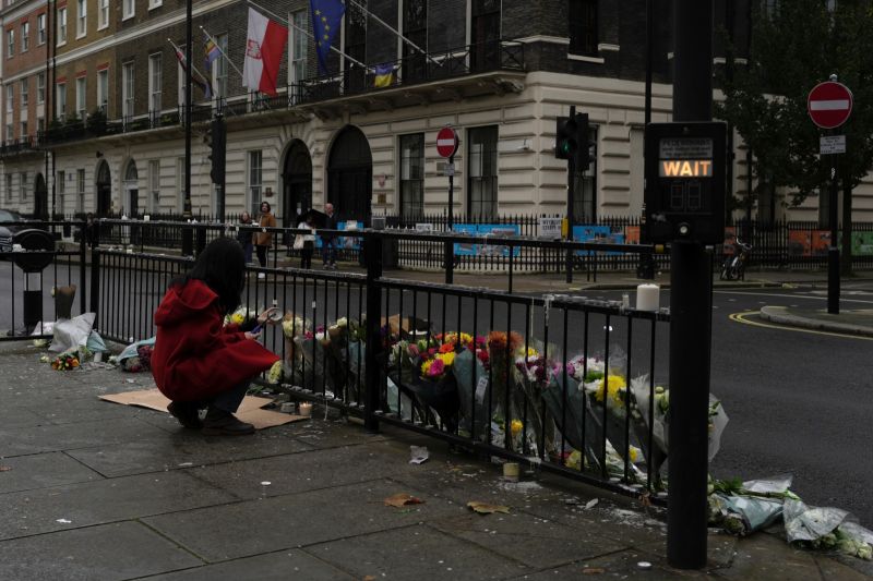 ▲民眾在中國位於英國倫敦的大使館外，哀悼因新疆大火喪生者。（圖／美聯社／達志影像）