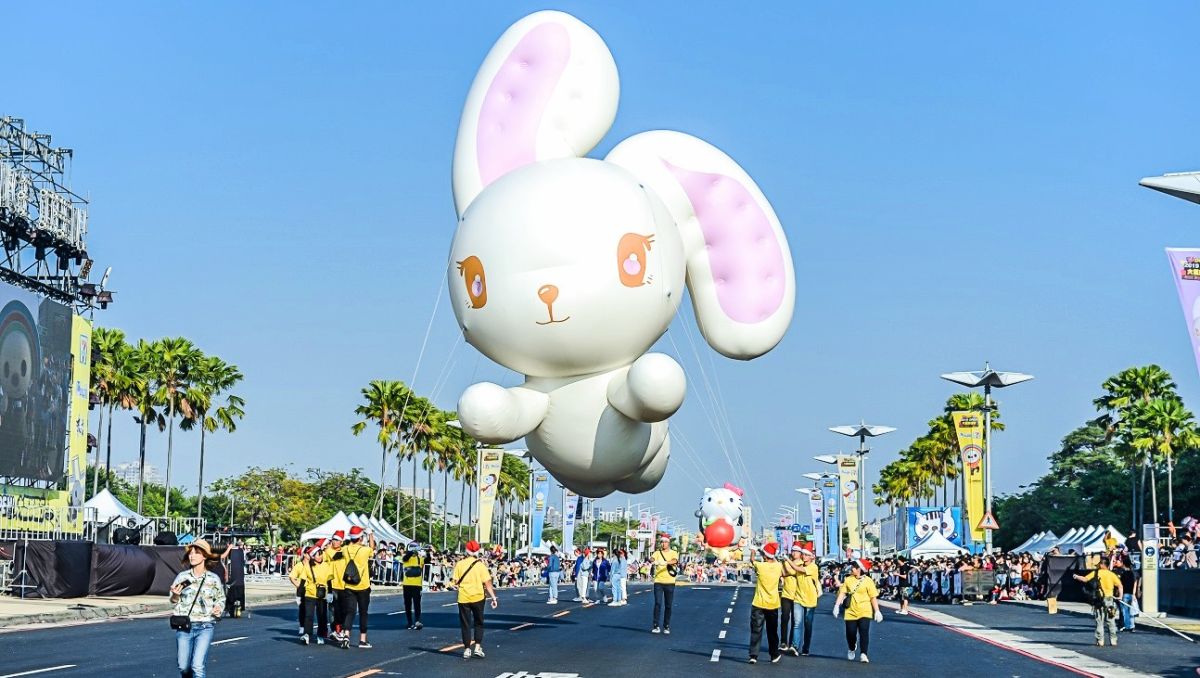 ▲「OPEN!大氣球遊行」強勢回歸，12月17日在高雄夢時代舉辦，今年由雪鈴兔波波領軍「兔兔大隊」迎接兔年到來。（圖／業者提供）