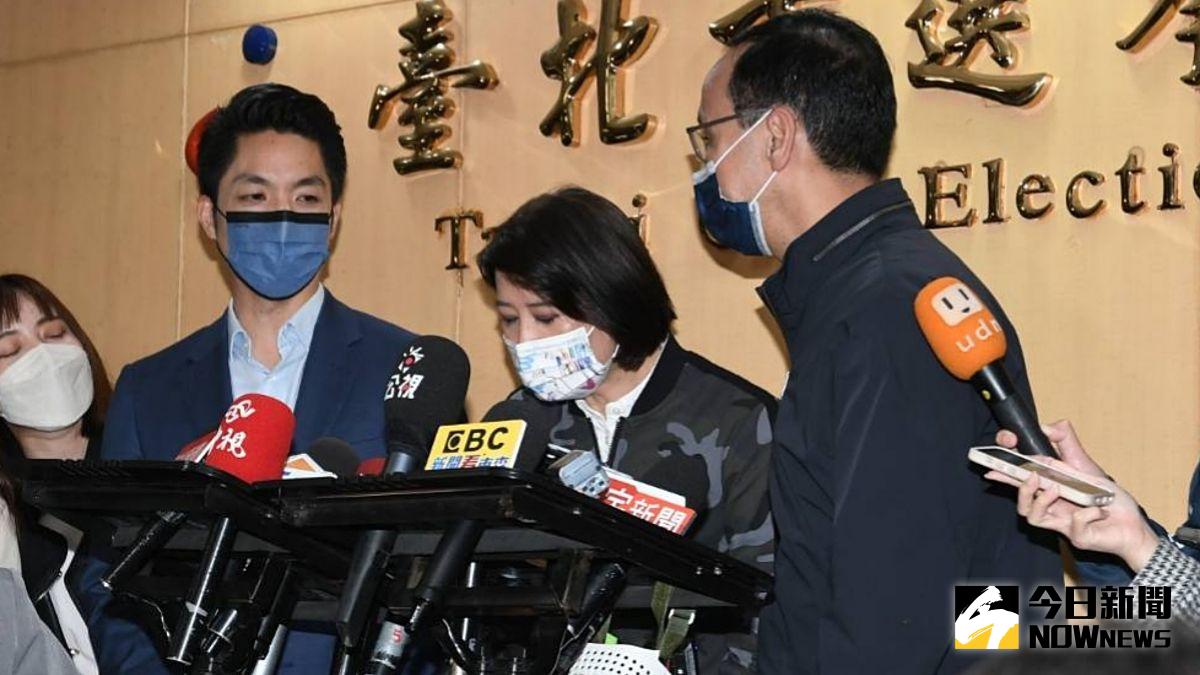 ▲國民黨台北市議員王鴻薇2日在黨主席朱立倫與市長當選人蔣萬安的陪同下，前往北市選委會登記投入立委補選，並於會後受訪時鞠躬向民眾致歉。（圖／記者林調遜攝，2022.12.02）