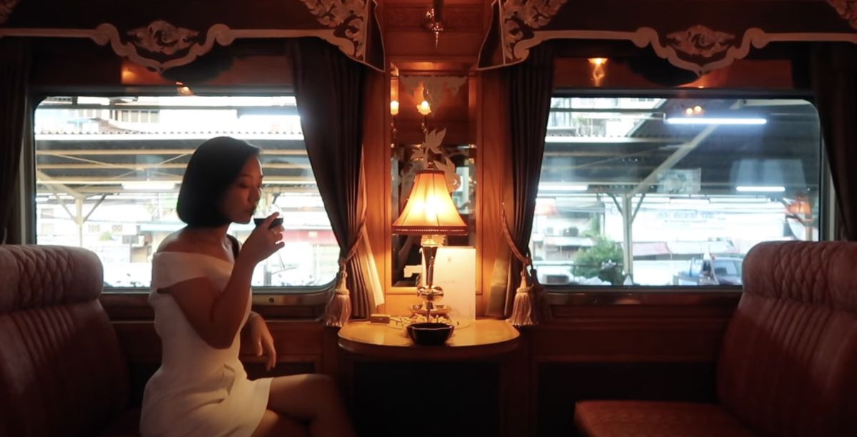 ▲李潔上車後被精緻的包廂給迷住，大讚裝潢超級漂亮，她在車廂裡點了一杯紅酒，並享受優雅的下午時光。（圖／翻攝自影片）