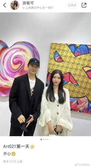 ▲葉珂好姐妹(右)與黃曉明在畫展合照。(圖/翻攝自微博) ▲葉珂好姐妹(右)與黃曉明在畫展合照。(圖/翻攝自微博)