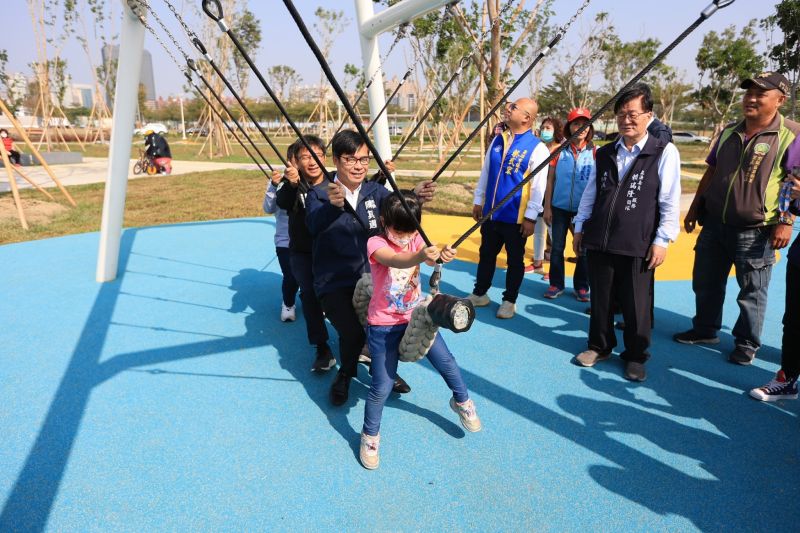 ▲市長陳其邁在時代公園內與小朋友同樂。（圖／記者郭凱杰翻攝）
