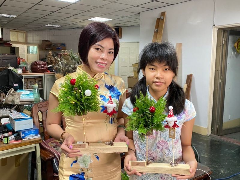 ▲越南新住民芷伶和女兒玉燕一起展示聖誕樹成品。（圖／移民署提供）