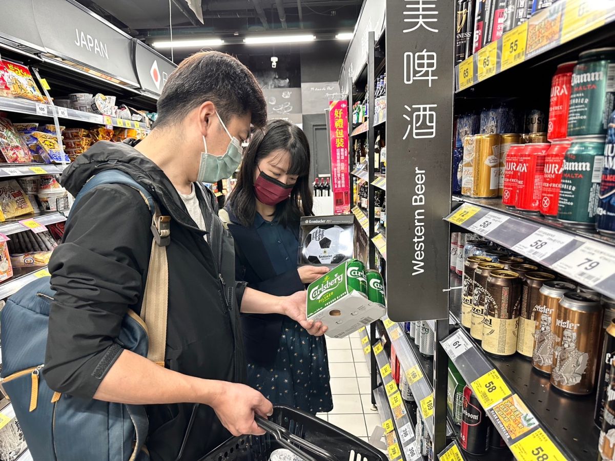 ▲4年1度的世足開踢，不少球迷早早囤貨啤酒類商品，準備在電視機前暢飲同歡。（圖／家樂福提供）