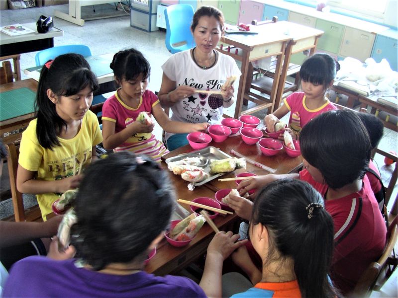 ▲小葉烹飪越南美食與小朋友分享。（圖／移民署提供）