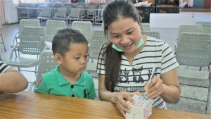 ▲小石與兒子楷傑參加新住民親子彩繪越南燈籠活動。（圖／移民署提供）
