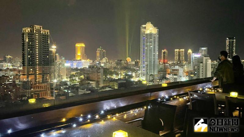 ▲ hotel dùa頂樓景觀西餐廳「’etage 15」擁有絕佳視野可俯瞰高雄市景。（圖／記者陳美嘉攝 ）