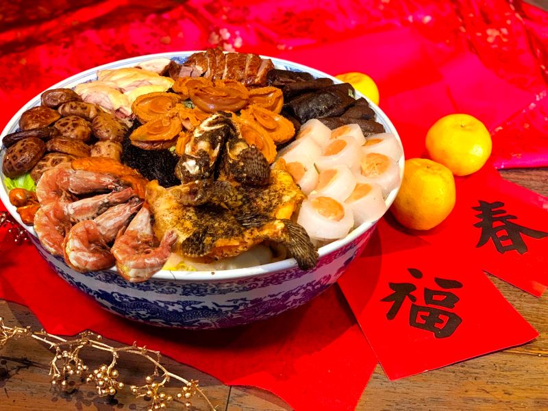▲今年頤宮除了招牌特色年菜持續推出,包含饕客趨之若鶩的海味之冠「頤宮富貴大盆菜」,高檔食材大手筆全下,包含吉品三頭鮑、北海道48頭刺參,還有西汁大蝦、髮菜、瑤柱等鋪底,再用精心熬製的雞高湯完美融合,光看就讓人口水直流!(圖/君品酒店提供)