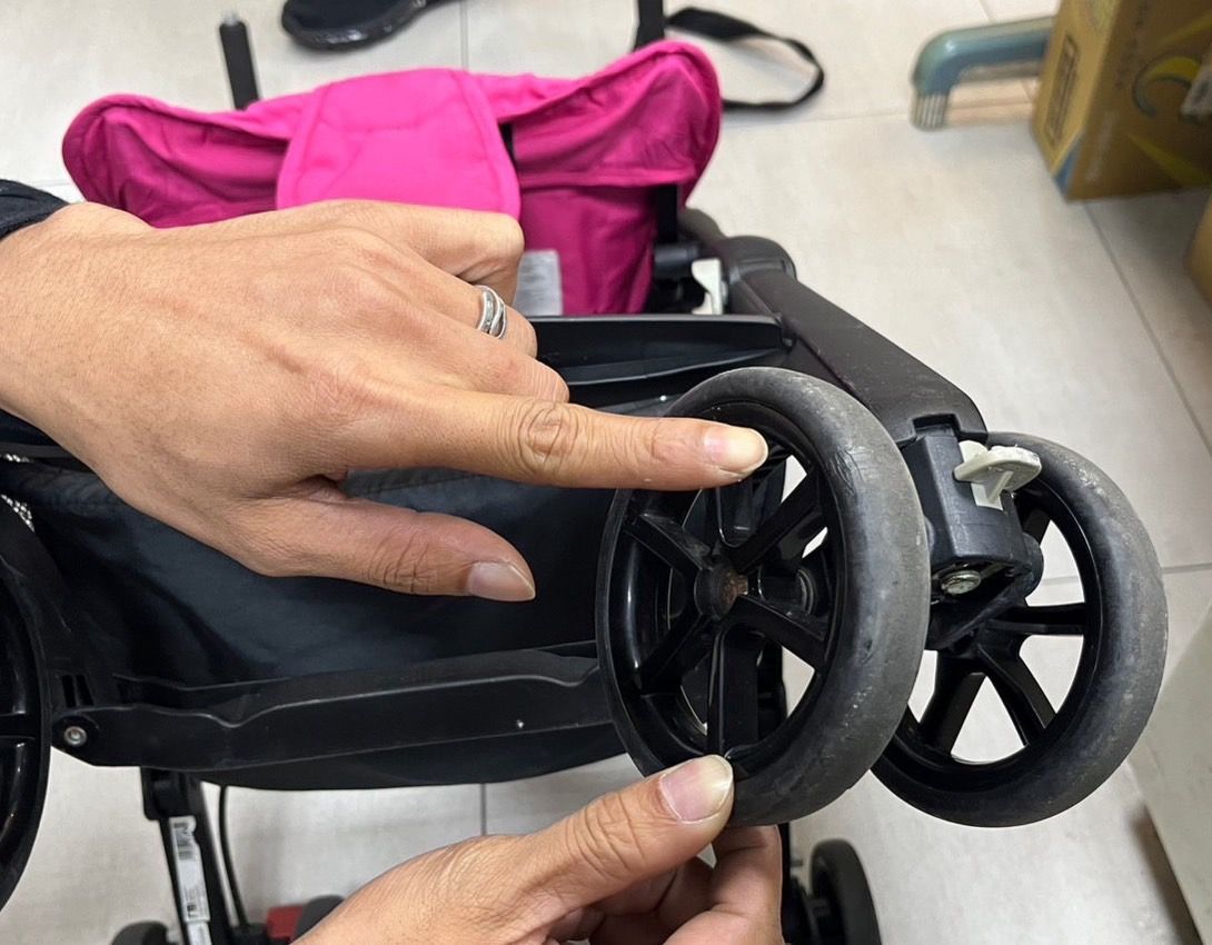 ▲新北市一位25歲莊姓女子，推著嬰兒車搭公車時，司機迅速關門導致嬰兒車被夾壞，事後又不願道歉賠償，讓莊女氣得提告。（圖／翻攝畫面）