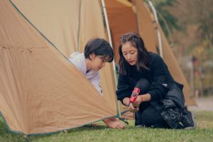 ▲《華燈》小姐們參與露營實境節目《光露營就很忙了》，左邊為江宜蓉，右為林心如。（圖／TVBS提供）