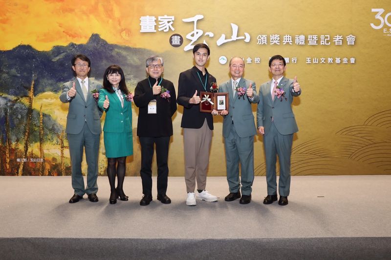 ▲右起玉山銀行董事長黃男州、創辦人黃永仁、「畫家畫玉山」社會組首獎得主胡銜文、國立台灣美術館館長廖仁義、金控總經理陳美滿及銀行總經理陳茂欽合影。(圖/玉山銀行提供)