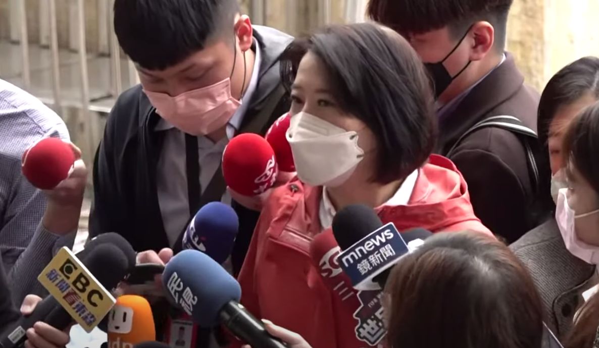 ▲投入立委補選的王鴻薇今日在民權國小校慶與對手吳怡農同場。（圖／記者余祥攝，2022.12.3）