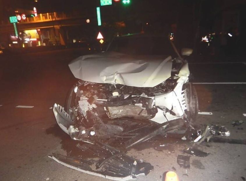 ▲台中市台灣大道發生車禍事故，計程車疑違規搶快左轉，與自小客車碰撞翻覆。（圖／翻攝畫面） 