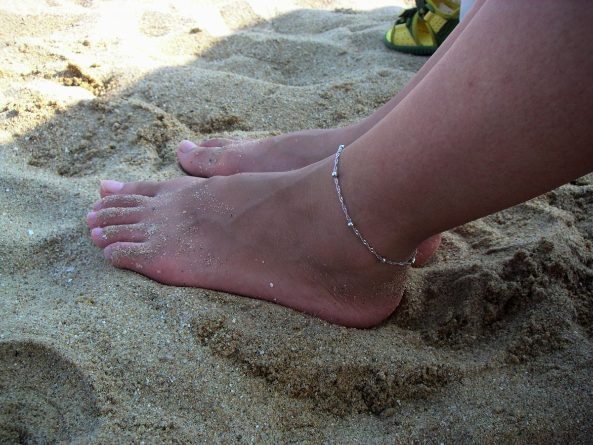 ▲原PO腳上戴有腳環，竟被阿伯直接說她是「賺吃查某」。（示意圖／取自photo AC）