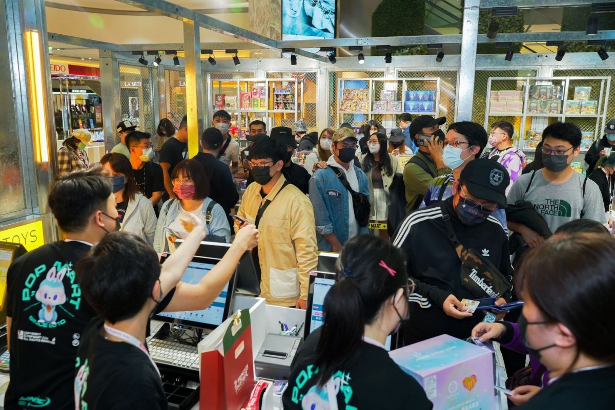 ▲台南南紡POP MART快閃店開幕首日，吸引千名粉絲到場排隊。（圖／廠商提供）