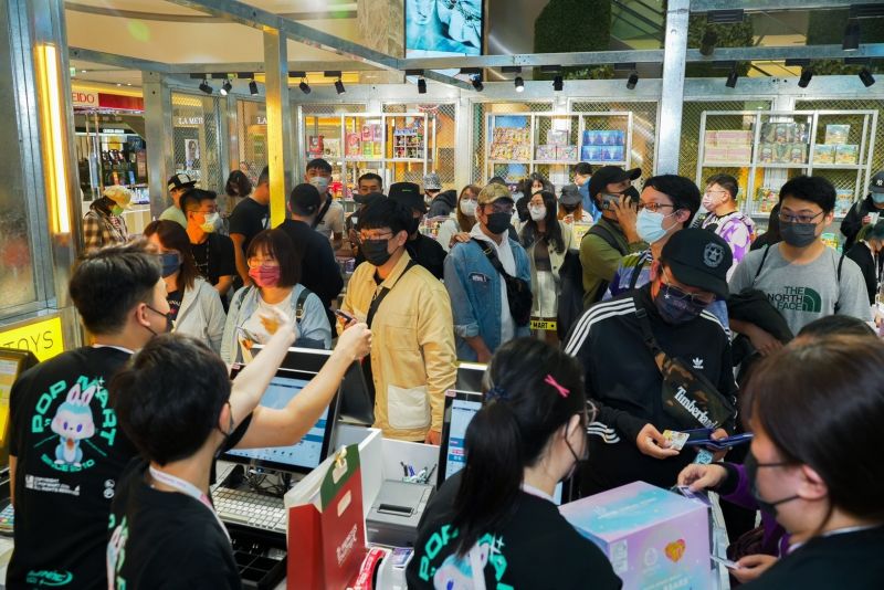 ▲台南南紡POP MART快閃店開幕首日，吸引千名粉絲到場排隊。（圖／廠商提供）