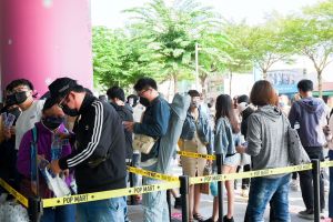 台南南紡店正式開幕,百貨營業前即吸引大量民眾排隊搶購。(圖/廠商提供) ▲台南南紡店正式開幕,百貨營業前即吸引大量民眾排隊搶購。(圖/廠商提供)