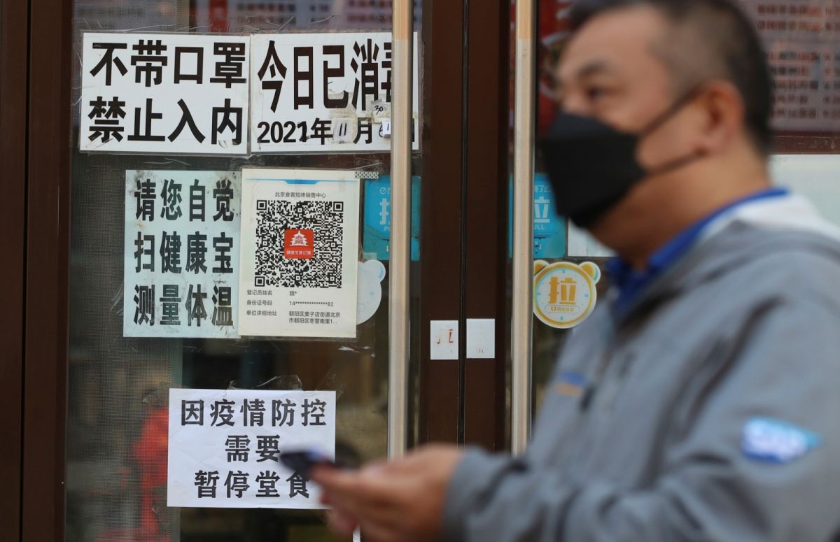 ▲廣州多名醫學專家對COVID-19疫情發表看法指出，Omicron變種病毒引起的症狀「大部分都很輕」，毒性與「季節性感冒」類似甚至更低，民眾無需恐慌。示意圖。（圖／美聯社／達志影像）