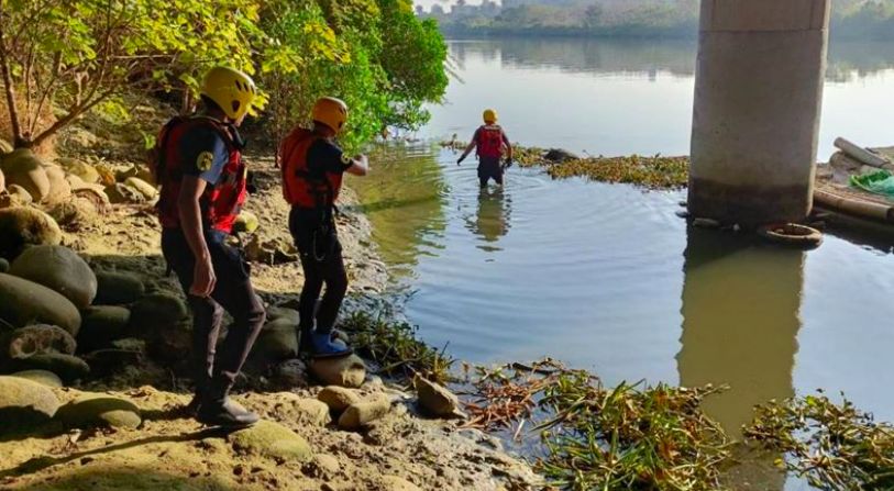 ▲台南安平觀海橋今（3）日上午驚見浮屍。（圖／翻攝畫面）