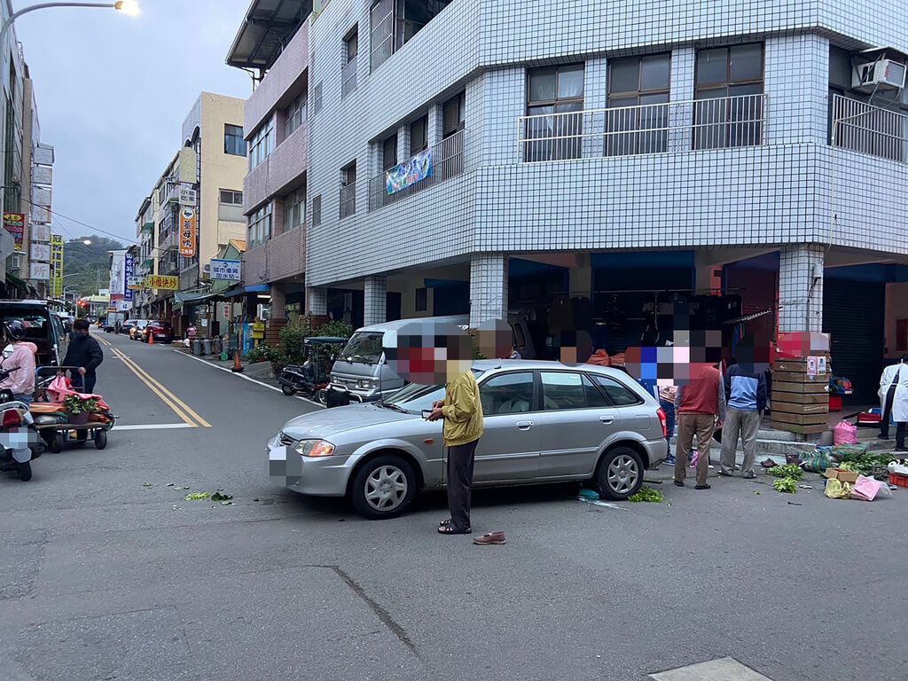 ▲台中市76歲蘇姓老翁駕車到苗栗大湖鄉早市採買物品，疑似恍神不慎將油門當煞車踩，車輛直衝撞路旁菜販，造成李姓、張姓及詹林姓等3名婦人受傷。（民眾提供）