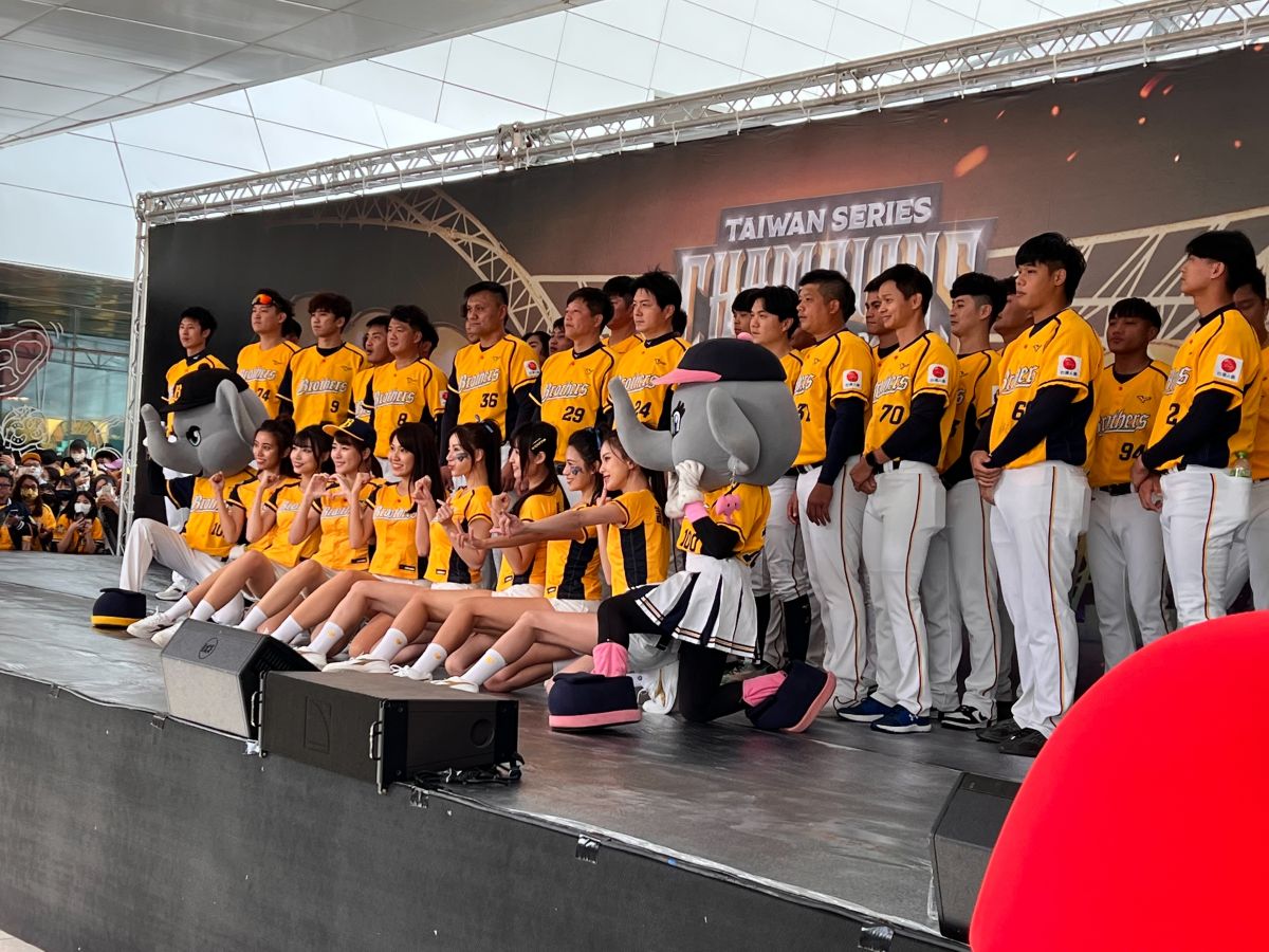 ▲中信兄弟今天於台北舉辦封王遊行(圖/記者簡名杉攝)