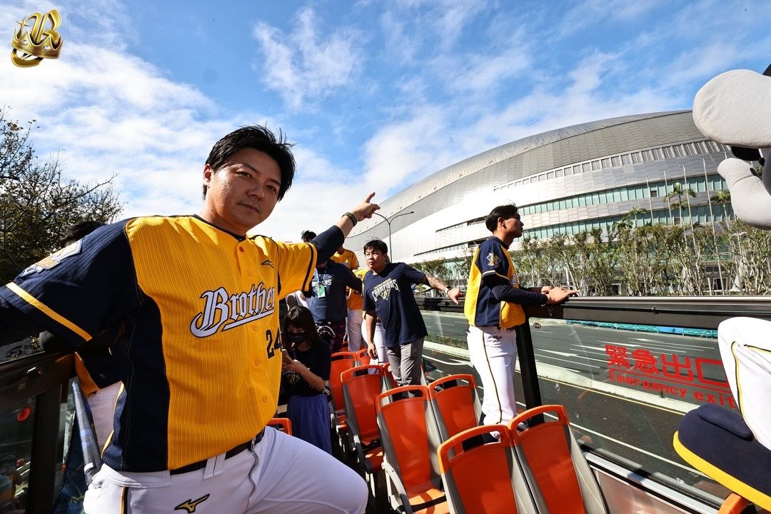 ▲中信兄弟遊行經過大巨蛋。（圖／兄弟提供）